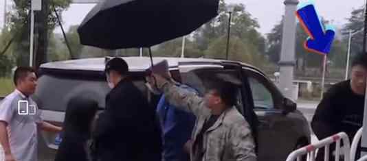 保安回应没给杨迪打伞的原因 保安表示这只是一个意外