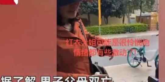 老人路边摆摊晕倒 路人刚要报警看到一纸板瞬间泪目