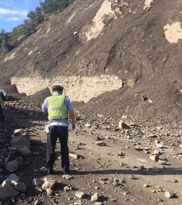 四川雅安被指“人为堵车” 交警：道路确存危险