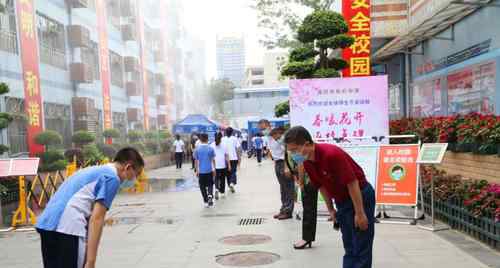 辽宁一中学要求学生入校先鞠躬 为了培养文明礼貌行为