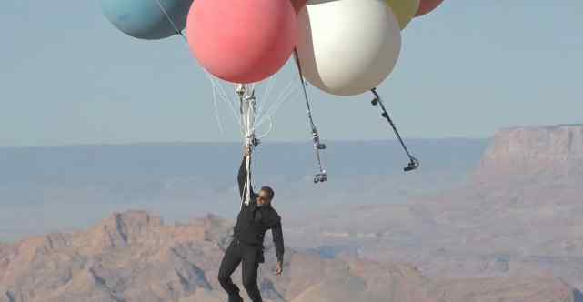 魔术师抓52个气球升至7500米高空 对此大家怎么看？