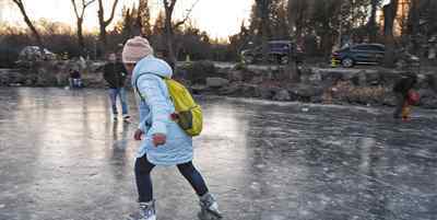 学生清华溺亡冰面行走遇冰裂 事发地仍有人滑冰