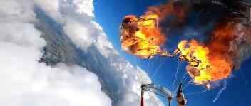 跳伞男子7000英尺高空点燃降落伞 这意味着什么?