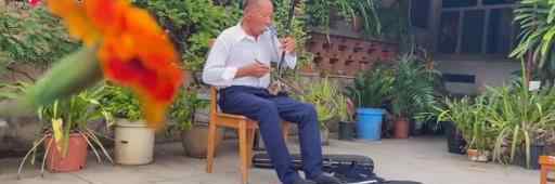 71岁老人自学三种乐器同奏 网友：高手在民间