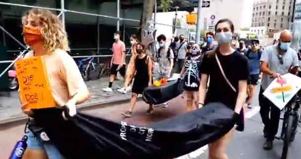 纽约民众抬棺材和裹尸袋上街抗议 对此大家怎么看？