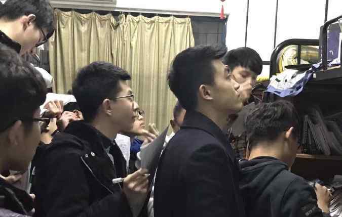 学霸寝室讲课走红 果然认真的男生都很帅！