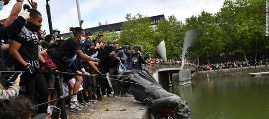 英国示威者将奴隶贩子雕像扔河中 究竟发生了什么?