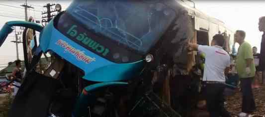 泰国一列火车与巴士相撞 伤亡情况怎么样了