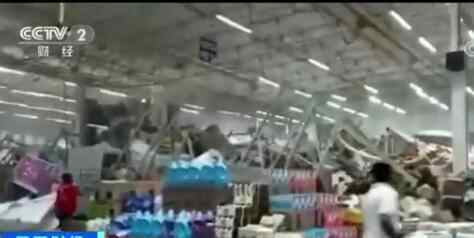 超市货架像多米诺骨牌连环倒塌  监控画面曝光惊险一幕