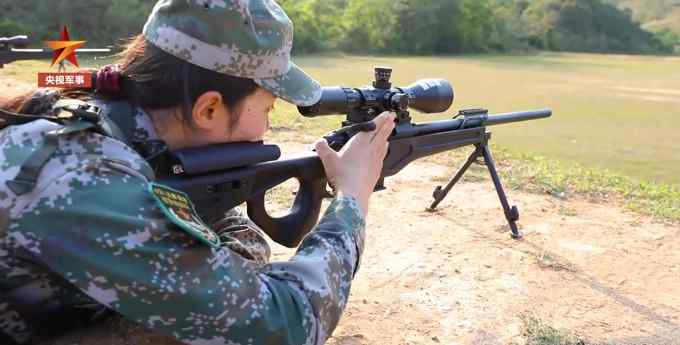 一枪毙“敌”！驻港女兵挑战大口径狙击步枪 网友直呼：太酷了