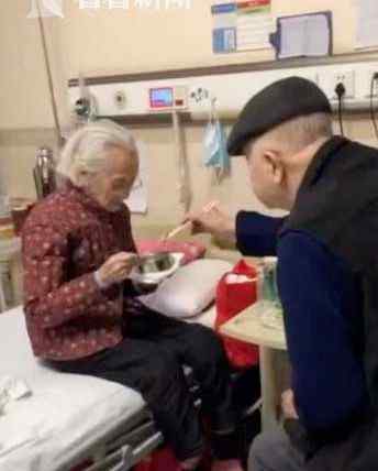最美的爱情是一起终老！老奶奶住院95岁老伴贴心喂饭羡煞护士