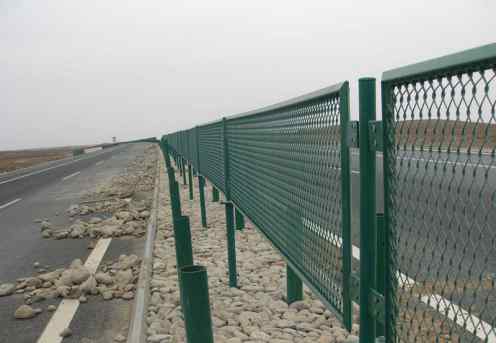 高速公路伸缩护栏 高速公路护栏网如何安装更安全