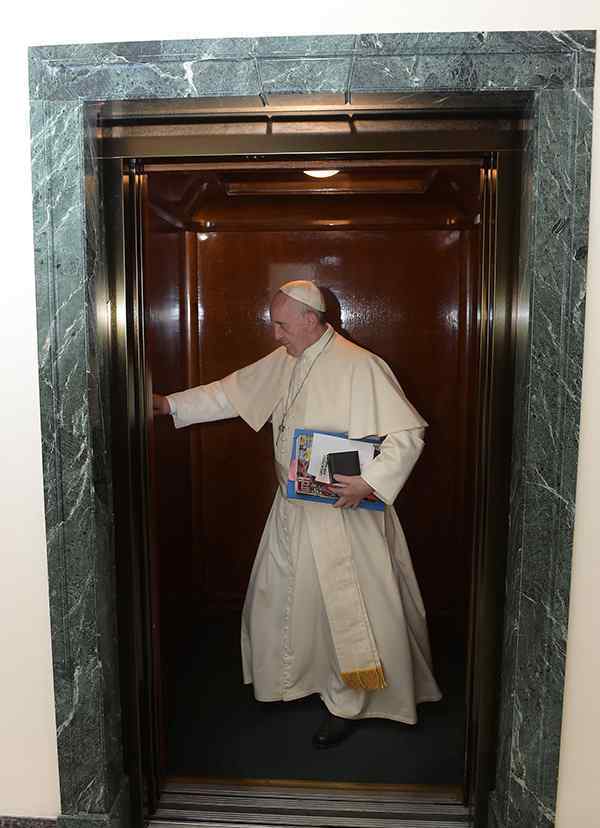 罗马教皇被困电梯 到底什么情况呢？