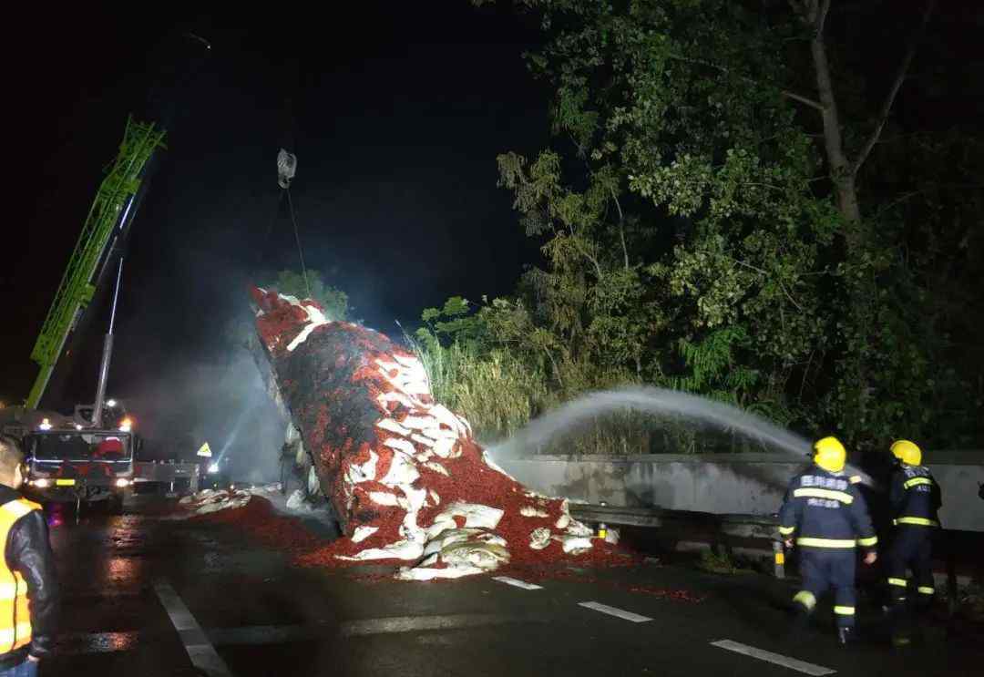 30吨干辣椒高速路上被烧 事件的真相是什么？