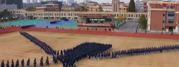 江苏南通市2500名中学生花式跑操走红 画面曝光像终极版“贪吃蛇”