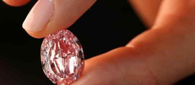 世界最大的紫粉色钻石拍出2660万美元 具体是怎么一回事？