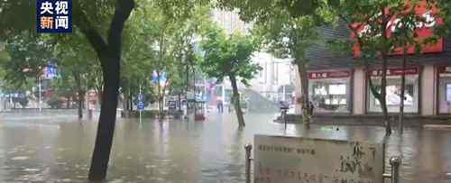 湖北宜昌暴雨导致交通要道堵塞 目前雨势逐步减弱