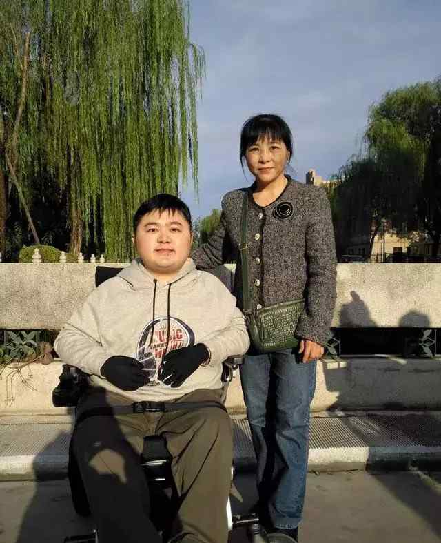 妈妈背患病儿读到博士 妈妈成了他的手和脚，帮他走出心理障碍