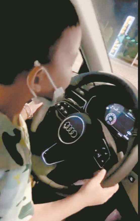 男子炫耀8岁儿子开车被吊销驾照 曝光事件详情始末