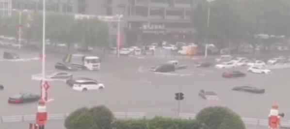 青岛街面积水成河汽车漂浮 青岛暴雨会持续多久