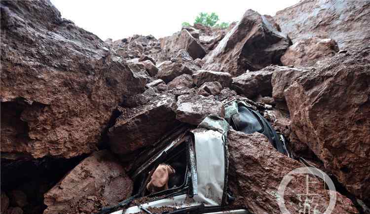綦江一在建小区旁发生边坡垮塌，20余辆车被砸被埋