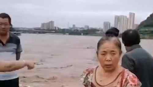 四川一男子江边拍洪水被卷走 被救起来了吗