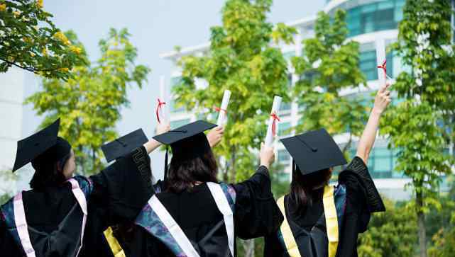 超一本线不敢算学费女孩获资助 想到网友这么做！