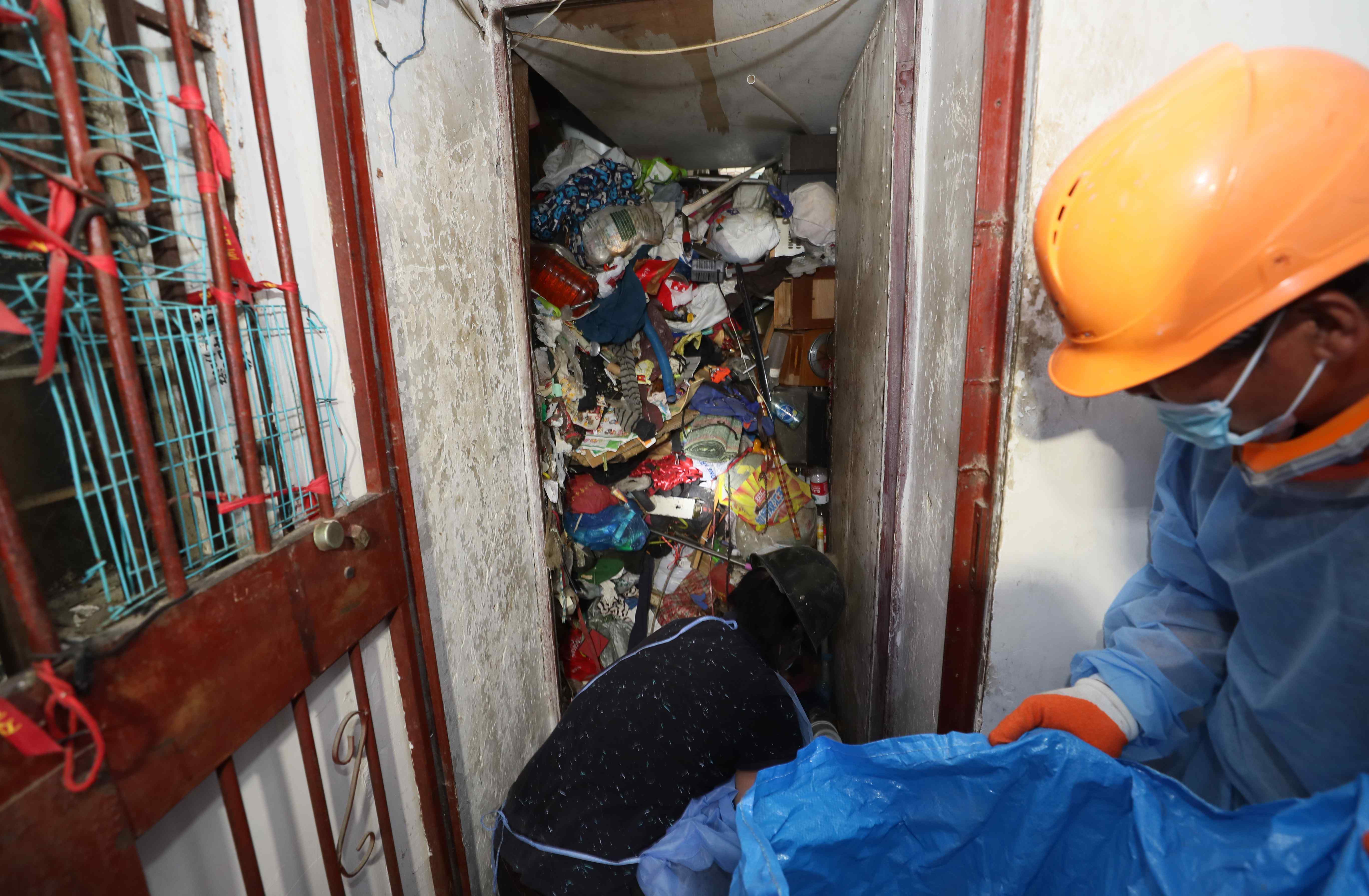 男子捡8年垃圾堆满楼道 法院上门强制执行清出400多袋垃圾