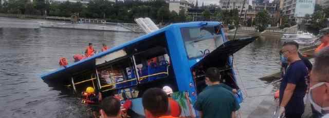 安顺公交车坠湖事故已救出18人 已送往医院救治