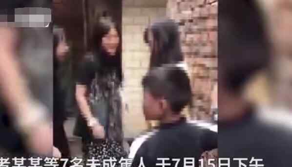 女孩被7名未成年人围殴扇耳光 完整视频曝光令人愤怒