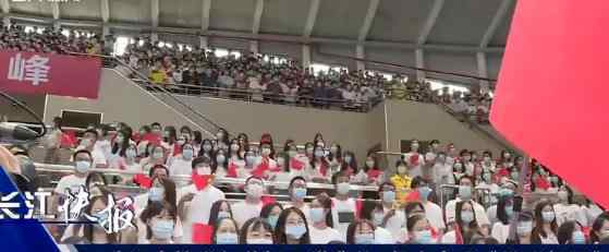 武汉高校开学典礼万人歌唱祖国 网友：有气势
