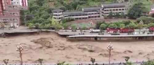 四川暴雨后河边道路突然垮塌 随后恐怖一幕发生令人心惊