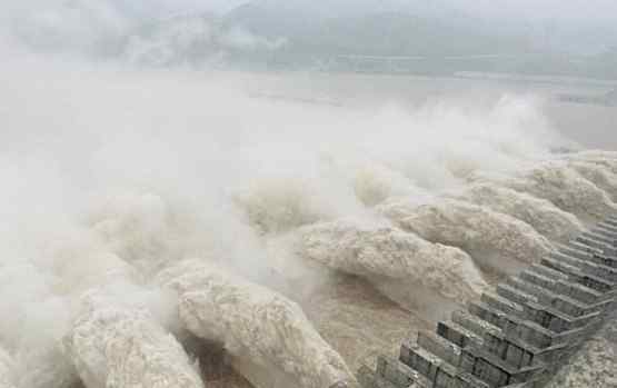 三峡大坝迎建库以来最大洪峰 首次开11孔泄洪场面蔚为壮观