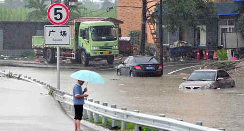 成都4位大妈暴雨积水中打麻将 网友：乘风破浪的大妈