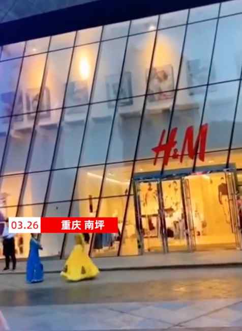 2位少女在H&M门店外跳新疆舞！同伴派发新疆棉花 路人纷纷围观