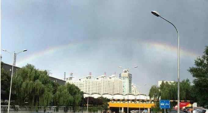 雷雨过后北京天空再现双彩虹 引发市民观虹潮