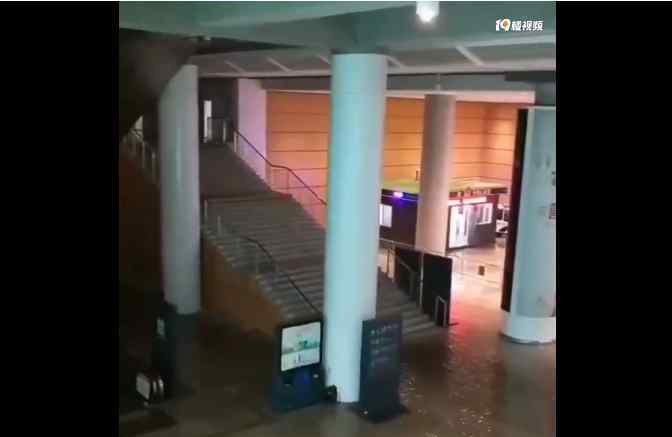 杭州南站开通就被淹 出站层就变游泳池
