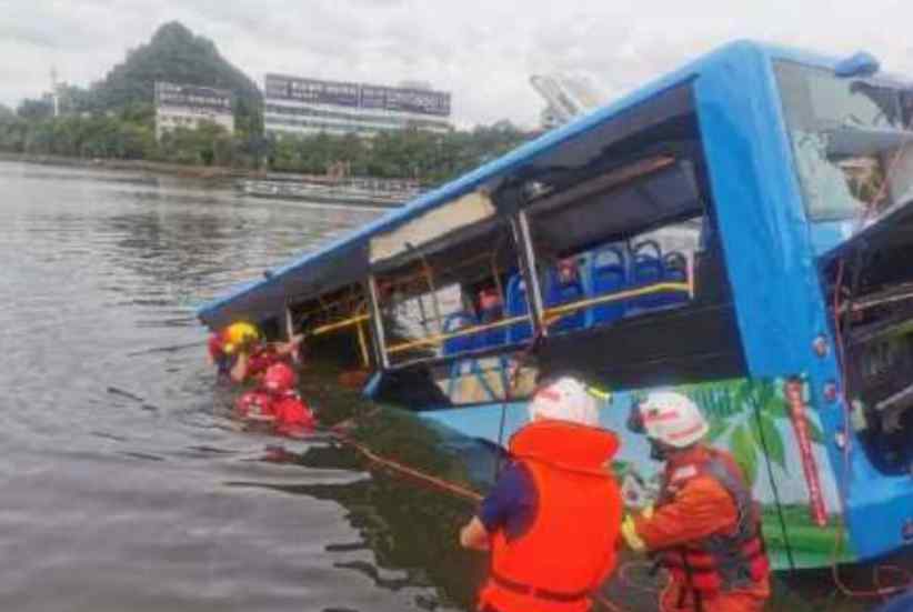贵州公交坠湖事故已致21死 监控显示车子开始平稳前进，后来突然加快