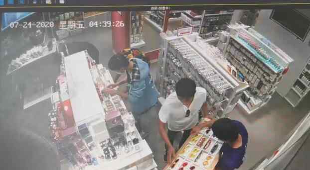 北京两店铺半夜遭壮汉搬空 监控拍下搬空全过程视频