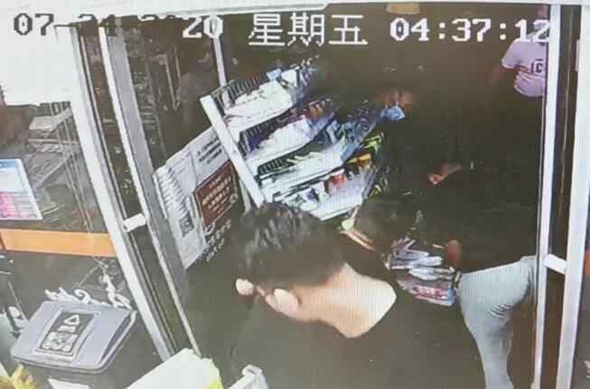 北京两店铺半夜遭壮汉搬空 监控拍下搬空全过程视频