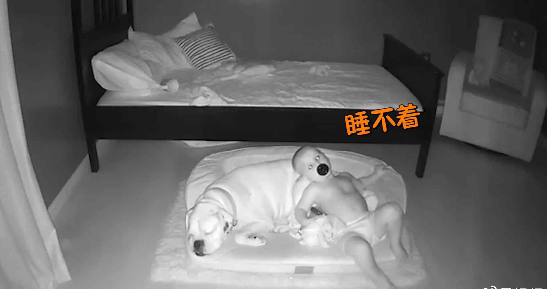 1岁宝宝每晚关灯后都从床上偷偷溜下来 监控拍到意外一幕