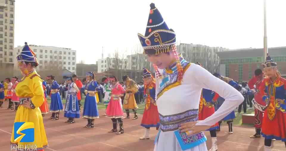 3千名学生课间齐跳蒙古舞 这究竟是怎样的画面?!