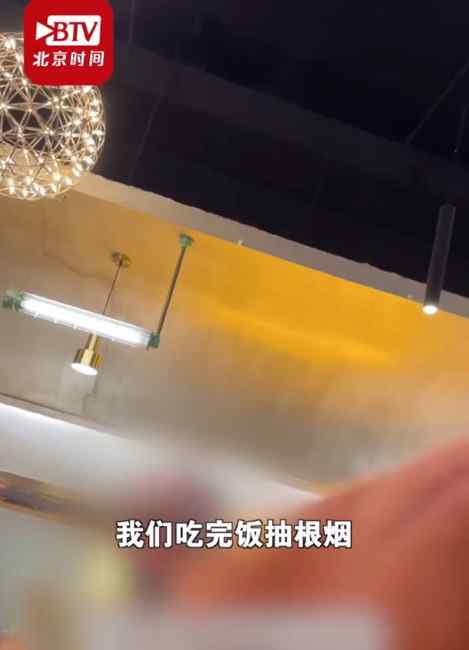 成都一女子劝邻桌勿吸烟被泼不明液体！吸烟男：估计你怀不上孩子了