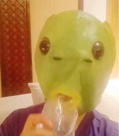 杨紫戴鱼头面具喝水 为什么要这样做