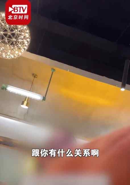 成都一女子劝邻桌勿吸烟被泼不明液体！吸烟男：估计你怀不上孩子了