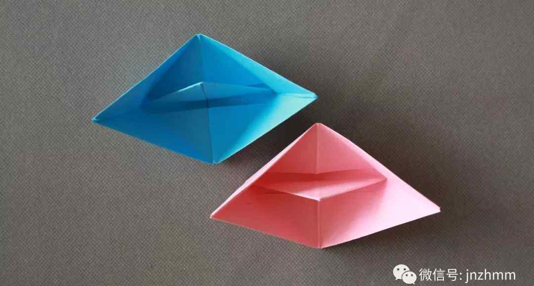 用纸折船的步骤 秒折纸船，童年的回忆，最简单的小船折纸方法！