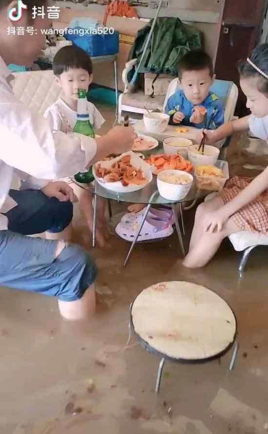 青岛一家人坐积水中淡定吃大餐 为什么要这样做