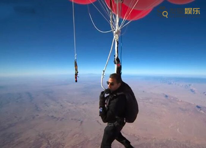魔术师 魔术师抓52个气球升至7500米高空 回顾全过程画风好惊险