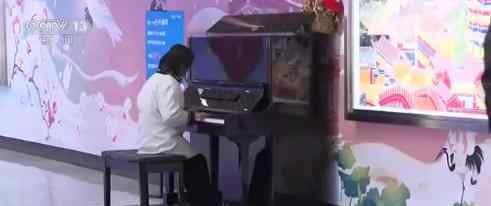 地铁里的钢琴家 为什么在地铁里弹钢琴