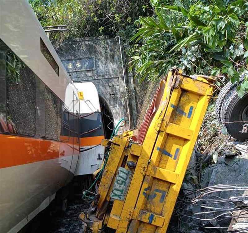 现场画面曝光！台铁一列车脱轨 已有35人无生命迹象